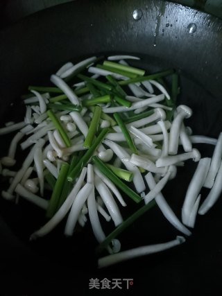 蒜苔白玉菇炒鸡蛋步骤3
