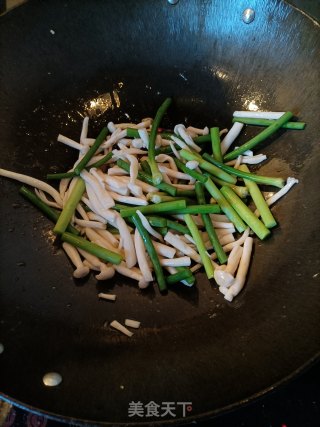 蒜苔白玉菇炒鸡蛋步骤12