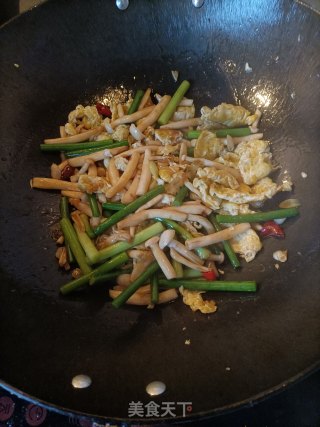 蒜苔白玉菇炒鸡蛋步骤13