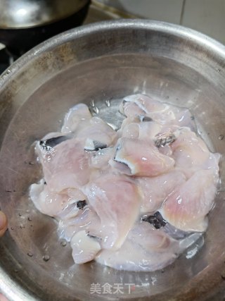 酱汁黑鱼片步骤2