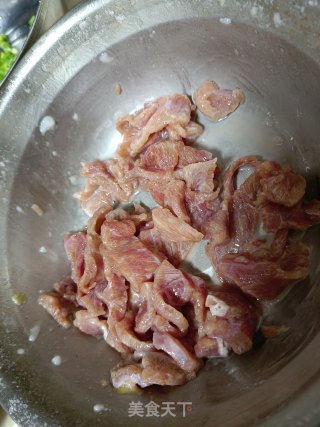 牛肉炒双蔬步骤1