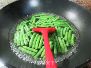 腊肠炒四季豆步骤3