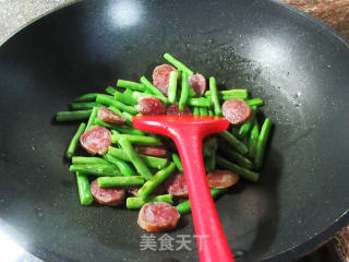腊肠炒四季豆步骤4