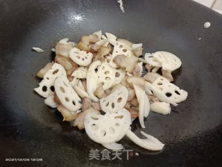 莲藕炒肉步骤4