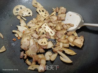 莲藕炒肉步骤6