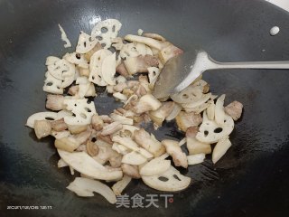 莲藕炒肉步骤5