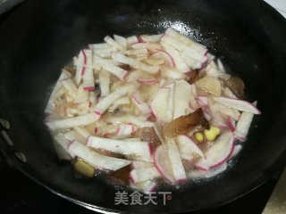 腊肉烧萝卜步骤5