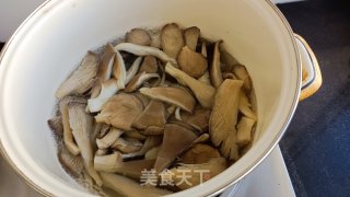 炸平菇步骤2
