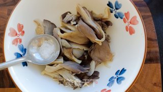 炸平菇步骤4