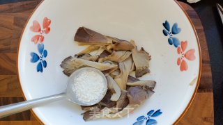 炸平菇步骤6
