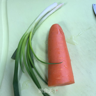 虾仁胡萝卜炒鸡蛋步骤1