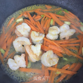 虾仁胡萝卜炒鸡蛋步骤8