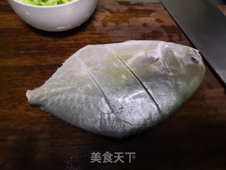 清蒸鲳鱼步骤1