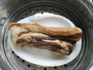 洋葱芹菜炒腊肉步骤1 洋葱芹菜炒腊肉步骤1