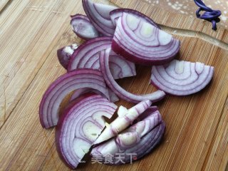 洋葱芹菜炒腊肉步骤4 洋葱芹菜炒腊肉步骤4