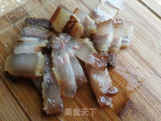 洋葱芹菜炒腊肉步骤2 洋葱芹菜炒腊肉步骤2