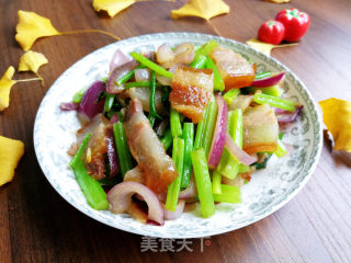 洋葱芹菜炒腊肉步骤7 洋葱芹菜炒腊肉步骤7