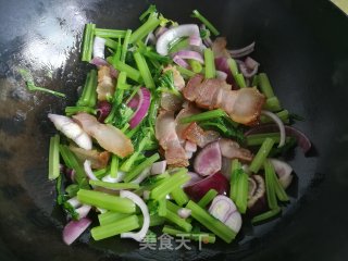 洋葱芹菜炒腊肉步骤6 洋葱芹菜炒腊肉步骤6