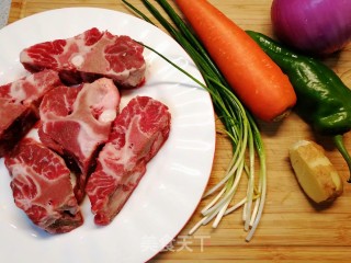 冬季滋补养生补钙美食～黑椒牛脊骨步骤1