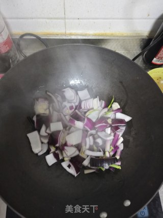 爆炒洋葱头步骤1
