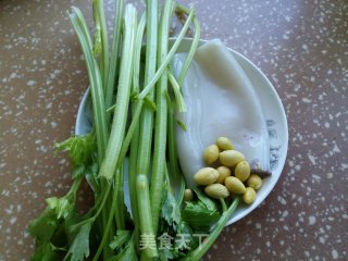 芹菜白果炒鱿鱼步骤1 芹菜白果炒鱿鱼步骤1