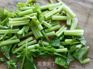 芹菜白果炒鱿鱼步骤2 芹菜白果炒鱿鱼步骤2