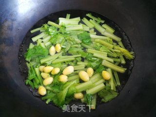 芹菜白果炒鱿鱼步骤3 芹菜白果炒鱿鱼步骤3