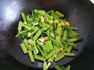 芹菜白果炒鱿鱼步骤7 芹菜白果炒鱿鱼步骤7