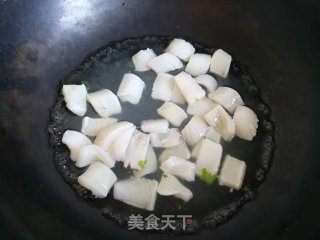 芹菜白果炒鱿鱼步骤5 芹菜白果炒鱿鱼步骤5