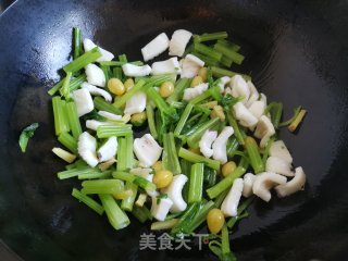 芹菜白果炒鱿鱼步骤8 芹菜白果炒鱿鱼步骤8