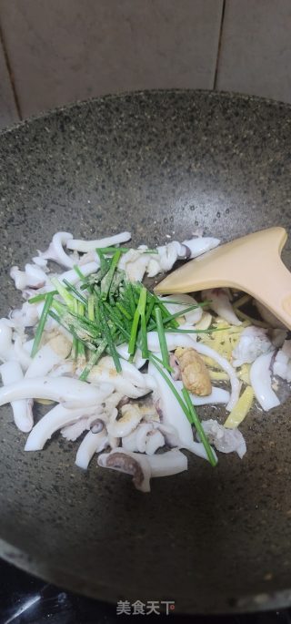 姜葱炒墨鱼步骤6