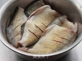 酱酥鱼步骤1