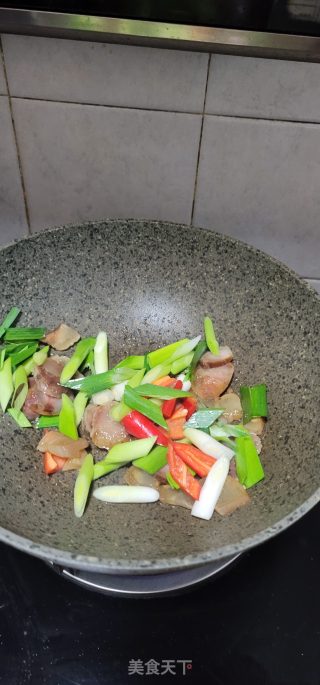 青蒜炒腊味步骤6 青蒜炒腊味步骤6
