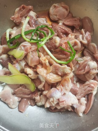 蒜薹炒鸡杂步骤3