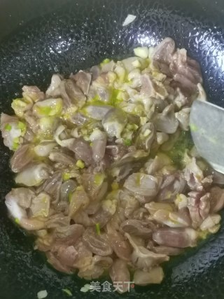 蒜薹炒鸡杂步骤8