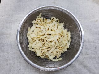 简单易做、鲜香下饭的青椒炒豆皮步骤2