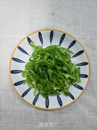 简单易做、鲜香下饭的青椒炒豆皮步骤1