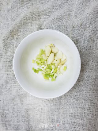 简单易做、鲜香下饭的青椒炒豆皮步骤3