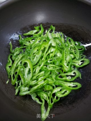 简单易做、鲜香下饭的青椒炒豆皮步骤5