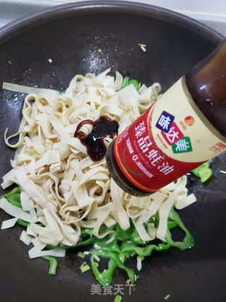 简单易做、鲜香下饭的青椒炒豆皮步骤6