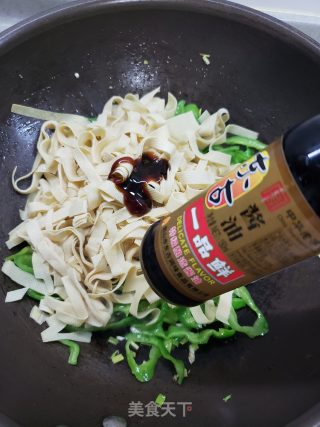 简单易做、鲜香下饭的青椒炒豆皮步骤7