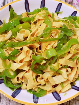 简单易做、鲜香下饭的青椒炒豆皮步骤9
