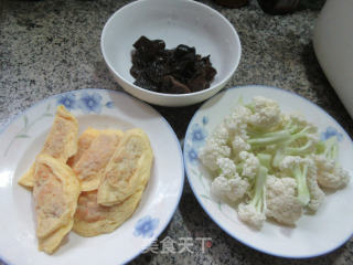 黑木耳蛋饺煮花菜步骤1