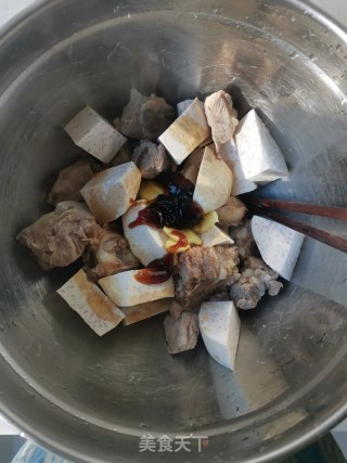 豆豉芋头蒸脊骨步骤3