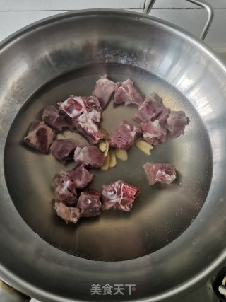 豆豉芋头蒸脊骨步骤1