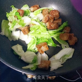 蒜香白菜炖鱼豆腐步骤8