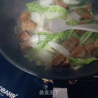 蒜香白菜炖鱼豆腐步骤10