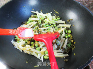 咸菜冬笋炒毛豆步骤7
