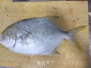 清炖金鲳鱼步骤1