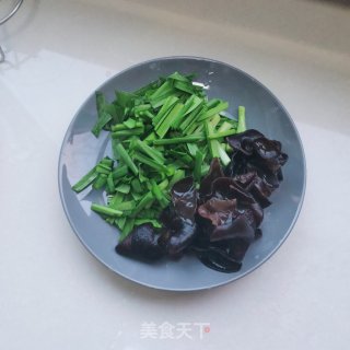 韭菜木耳炒肉步骤1